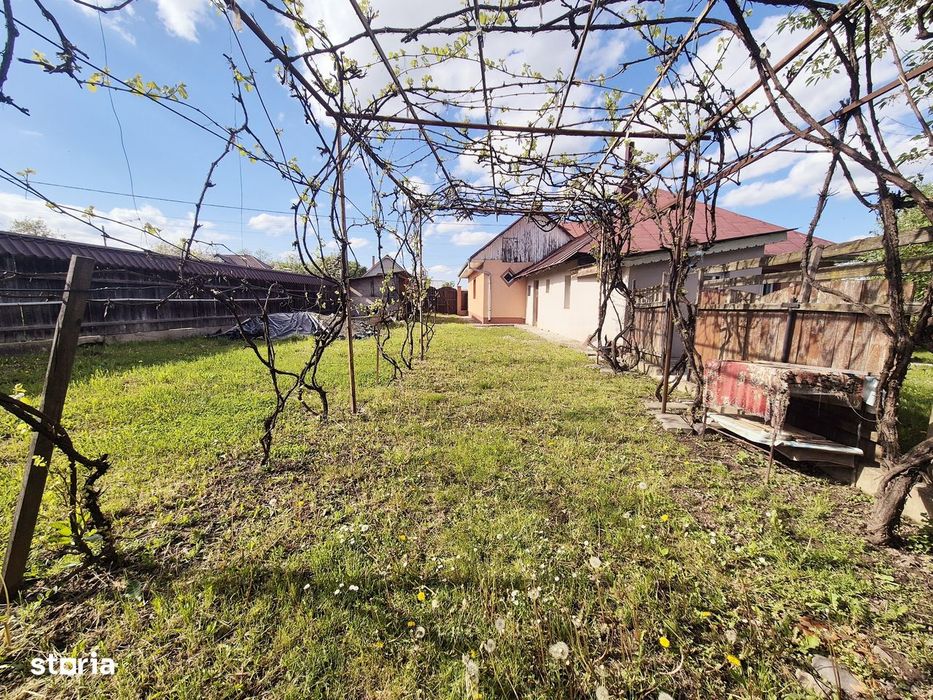 Casă din cărămidă și teren generos, comuna Dobreni
