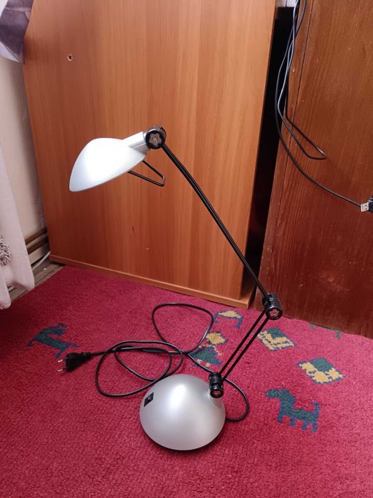 Vând o lampă de birou nouă, model cu braț reglabil și cap mobil.