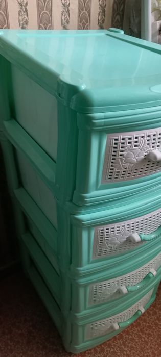 Комод пластиковый, второй из дерева
