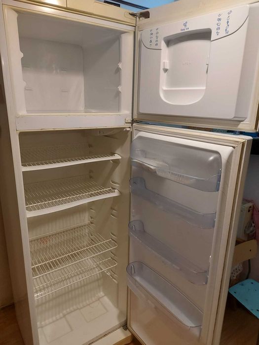 Vand combina frigorifica INDESIT functionala convenabil ,consum mic