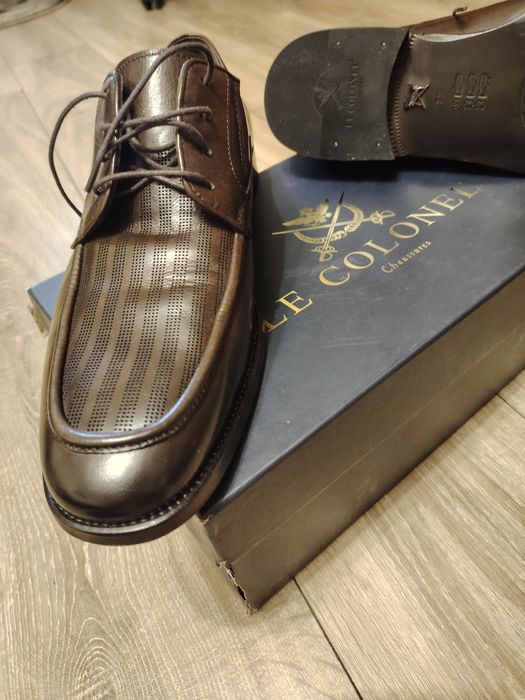 Pantofi de piele maro.