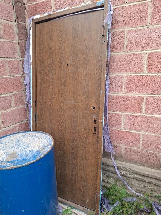 Продам дверь б/у