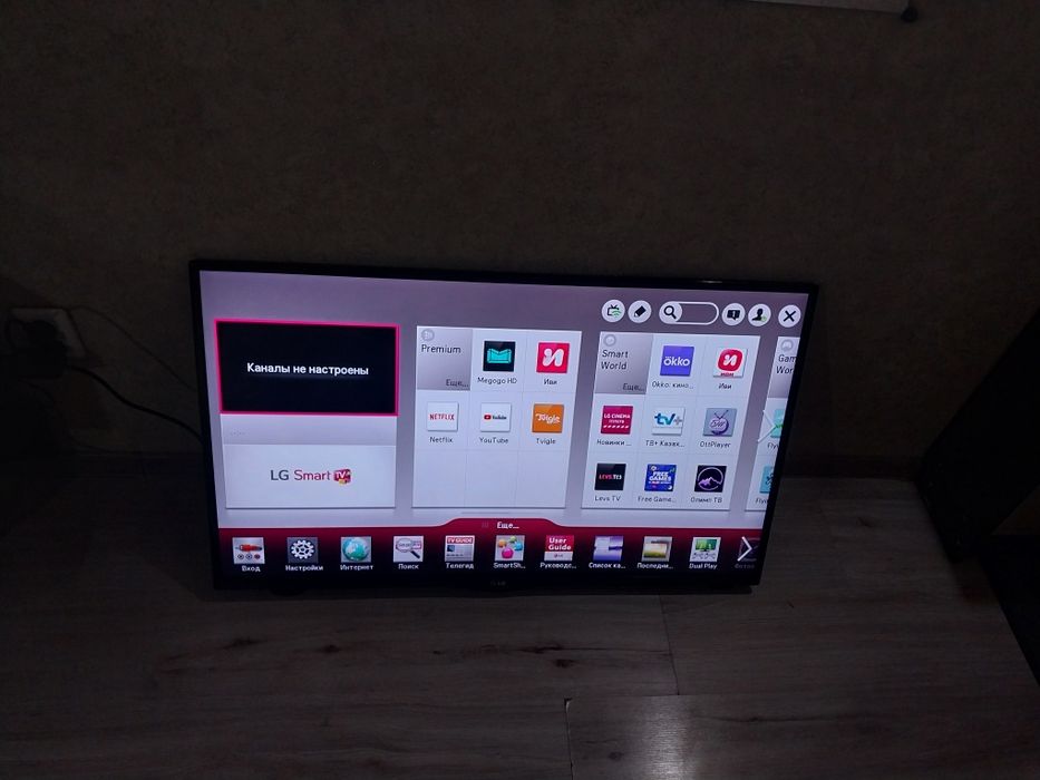 Смарт телевизор 107см. С креплением на стену.