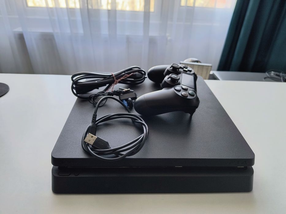 Vând PlayStation 4