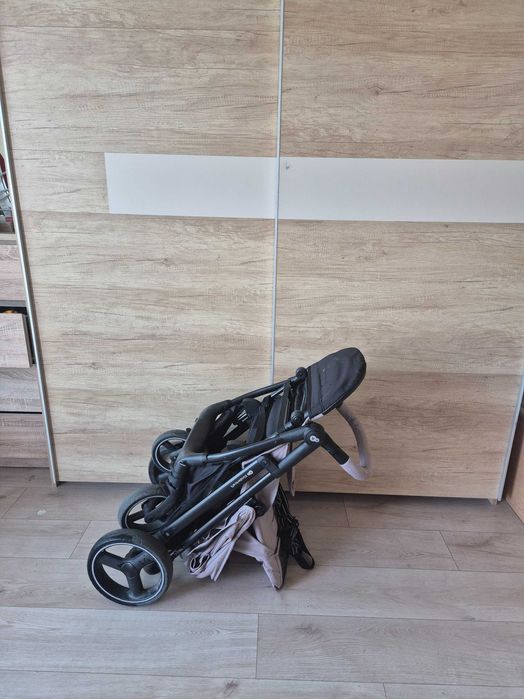 Kinderkraft trig 3 количка за дете