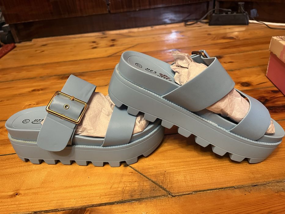 Четири чивта обувки, за които информацията е по долу в обявата!