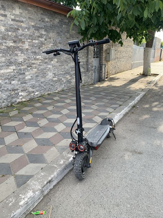 Vând trotineta are 2 motuare viteza 45 este rupta de la jumate