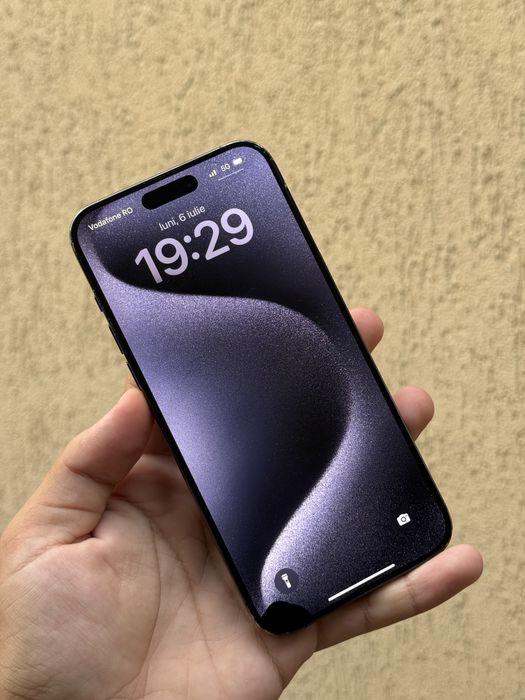 • Vand IPhone 15 Pro Max { 256GB }