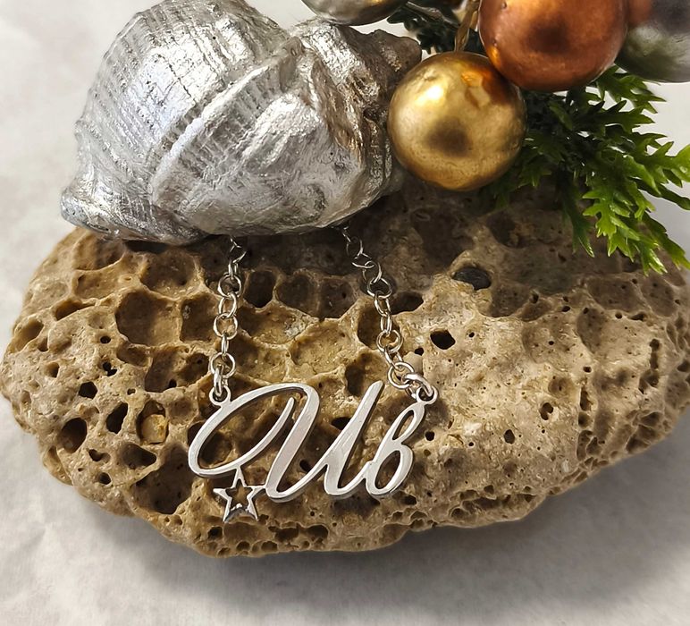 Персонализирано колие с име – идеален коледен подарък за нея