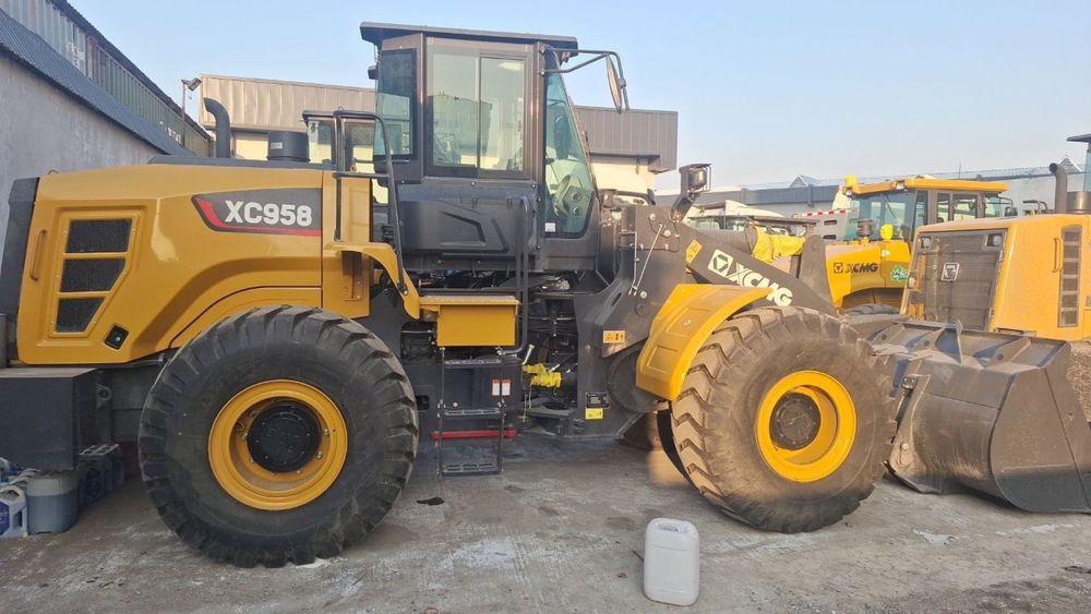 Фронтальный погрузчик ХС 958