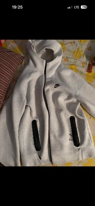 Vând hanorac nike tech