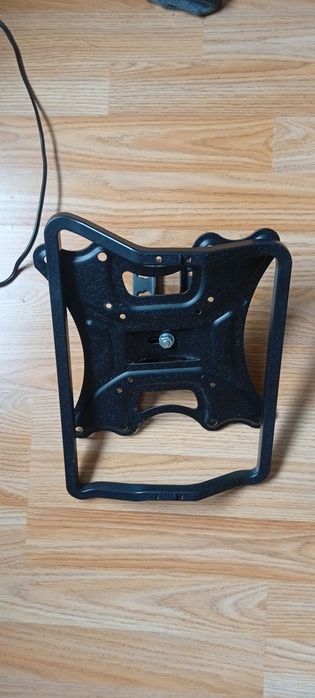 Телевизор AKAI със стойка за стена