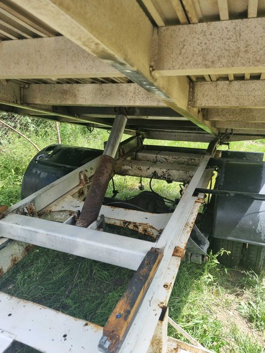 Vand remorca basculabila