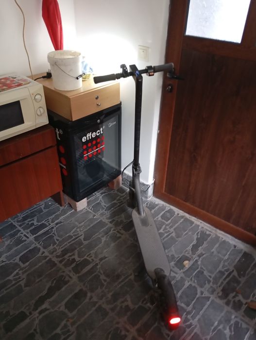 Вдига 20.Издържа 7км.Върви перфектно.Има малко драскотини