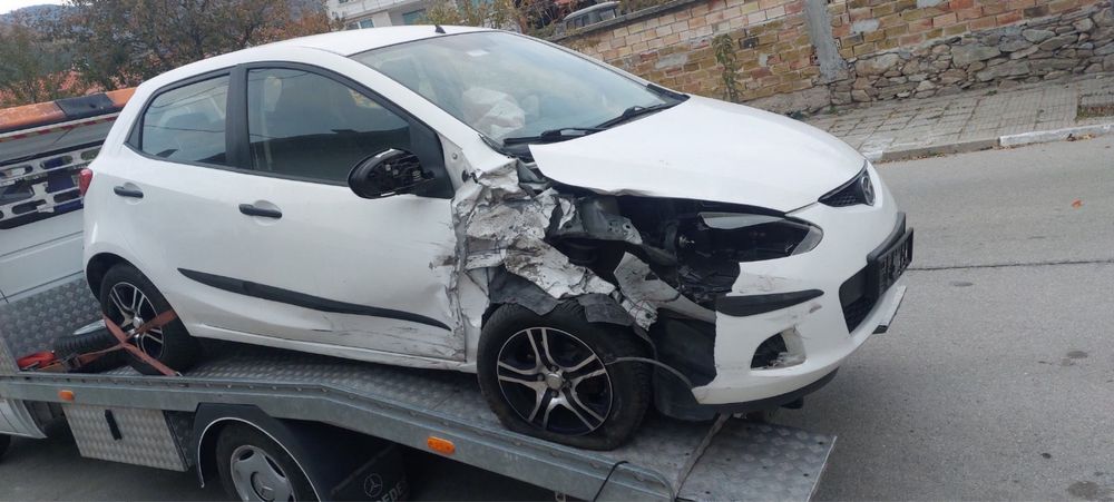 Мазда 2 цвят бяла перла / Mazda 2