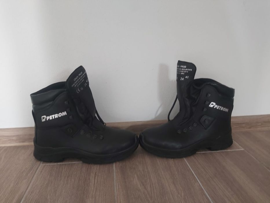 Vând bocanci de lucru