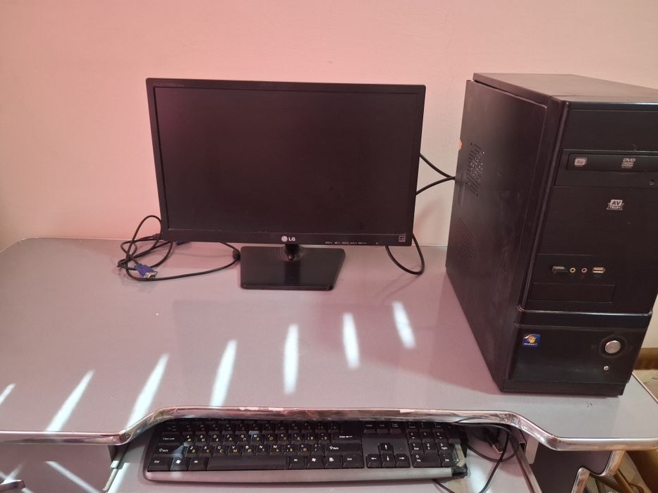 Компьютер и компьютерный стол