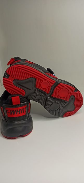 Продам новые кроссовки