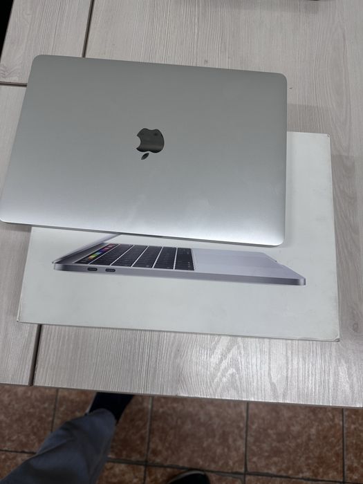 MacBook pro 13 2020yil