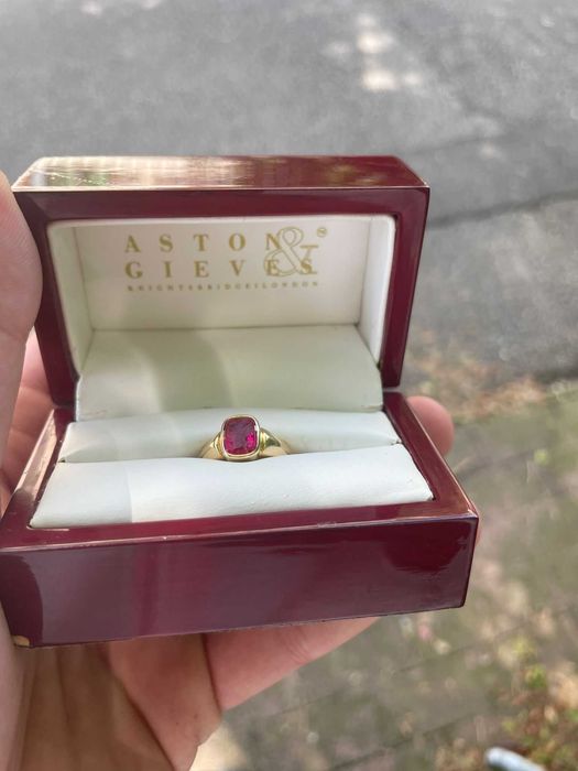 Inel vintage aur 18K (1909) cu rubin intaglio – piesă rară de colecție