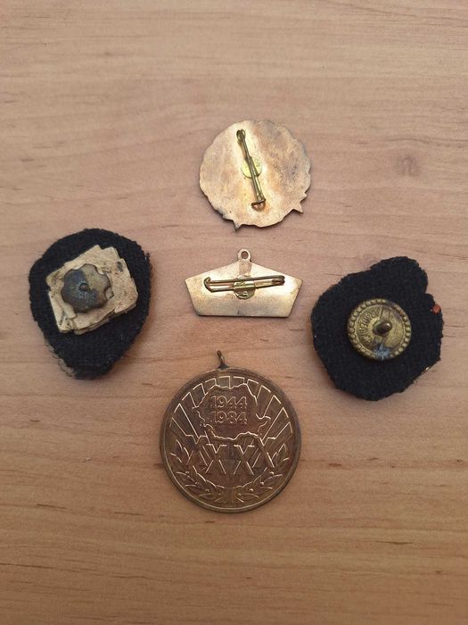 Lot Colecție RSR: Medalii și Insigne Comuniste (Militaria & Civile)