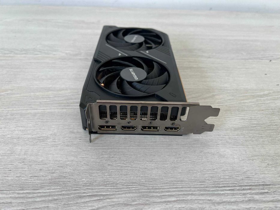 RTX 5050 8GB Видеокарта Gigabyte GeForce  в  идеальном состоянии