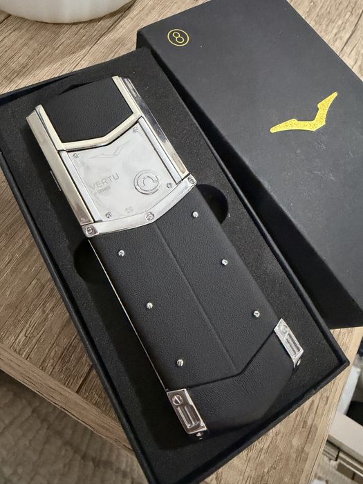 Vertu телефон новая