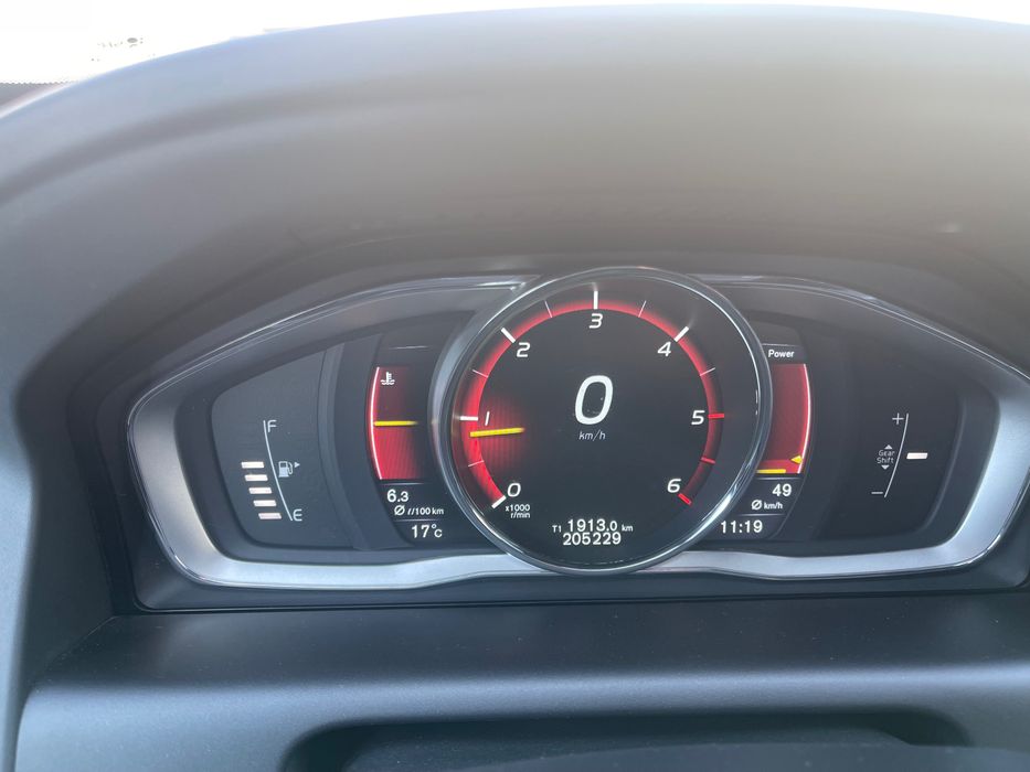 Volvo XC60 R-Design 2016 – SUV premium, stare excelentă