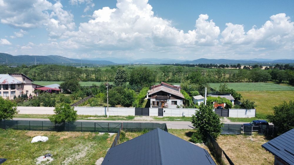 Casa la rosu de vanzare