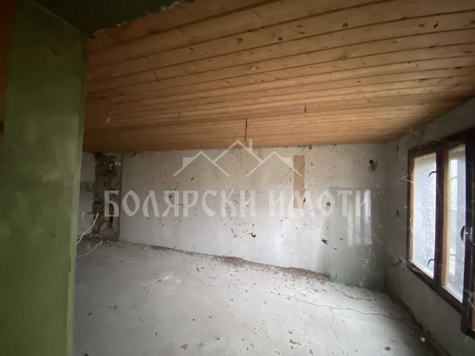 Двуетажна къща за ремонт в село Обединение