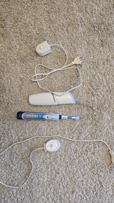 Pachet dush bucal si periuta electrica