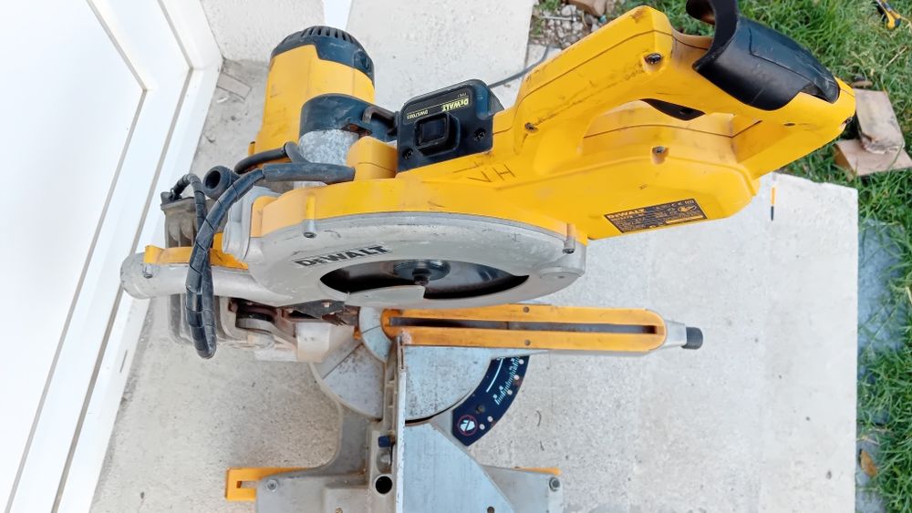 Vând circular dewalt de taiat în unghi cu șină