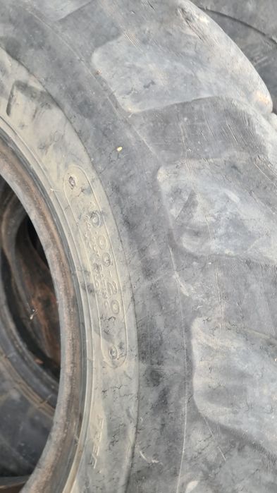 Cauciucuri excavator 11.00R20 și 10.00R20 cu detrapanti