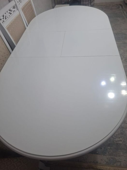 Гостиный стол со стульями белого цвета