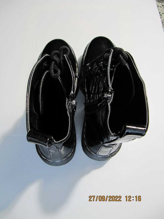 Дамски черни лачени обувки - номер 39