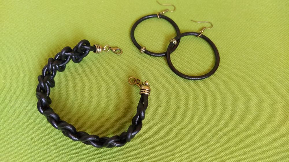 Гривна и обици, естествена кожа