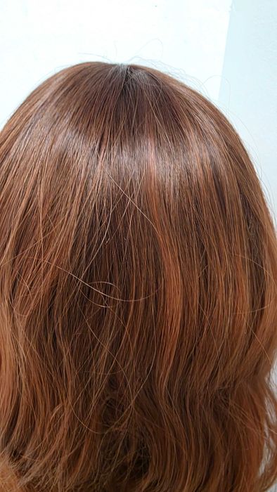 Perucă HAIRCUBE ondulată auburn șaten roșcat, lungime medie, sintetică