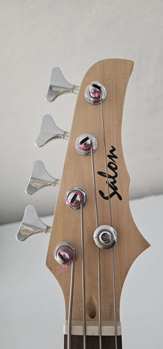 Бас гитара хорошего качества