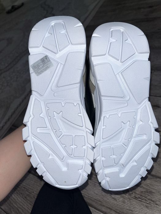 Новые стильные кроссовки