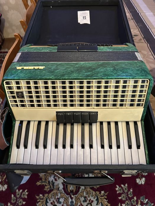 Продам Аккордеон Заря 2