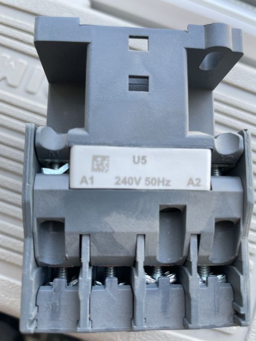 Контактор 32А 220в.