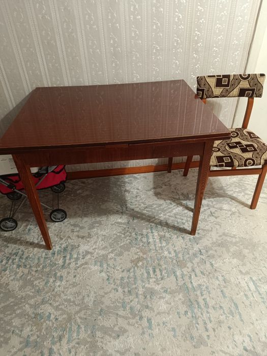 Стол и четыре стула