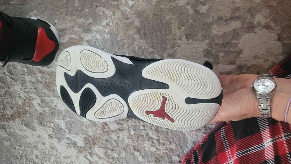 Adidasi  Nike Jordan max aura 4