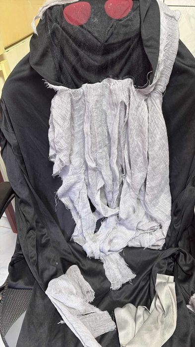 Costum Halloween - Robă lungă cu glugă, mască/cagulă ochi roșii și cordon, marime universală