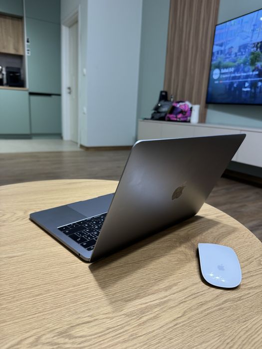 MacBook PRO Retina 2017 2.3 Ghz intel core i5