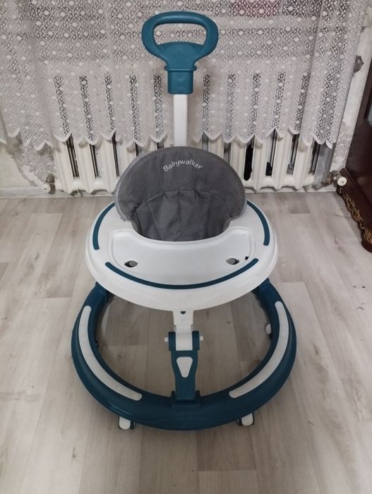 Продается ходунок, в подарок шезлонгг