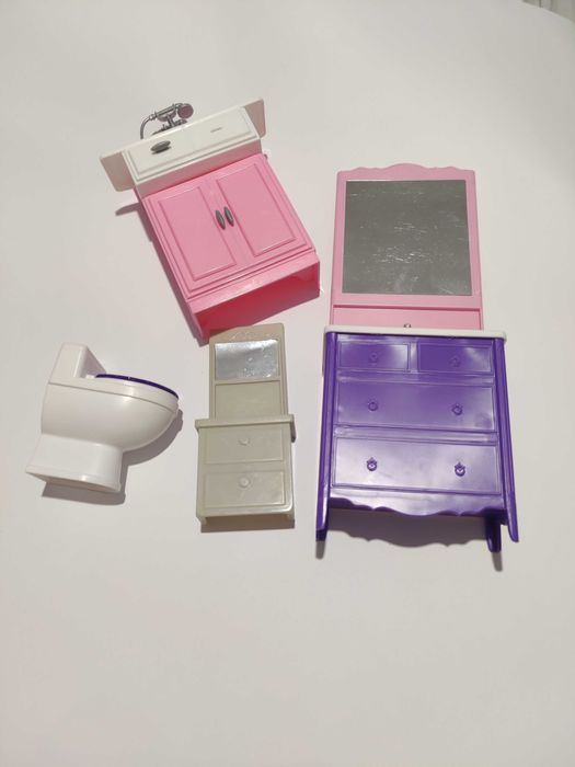 Играчки за къща за кукли.