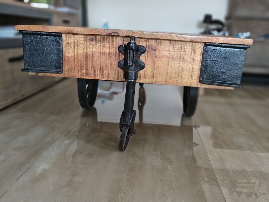 Masa de cafea pe roti