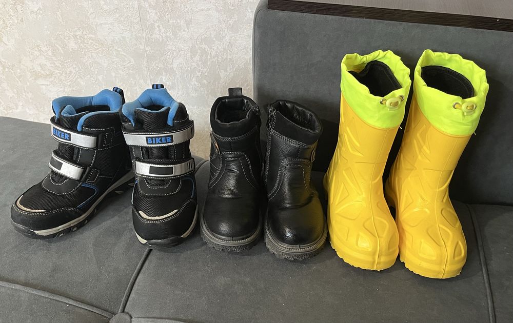 Отдам даром детскую обувь и одежду