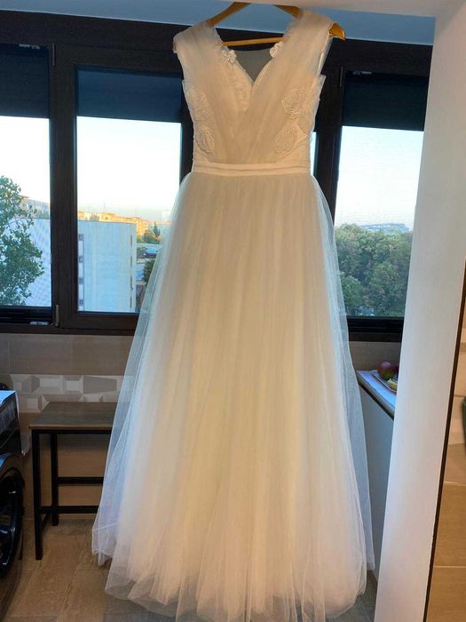 Rochie de mireasă simplă și elegantă